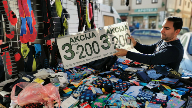 ODMAH SE HVATAJU ZA NOVČANIK I VADE PARE Trik čačanskih Roma: Ovako teraju maler i privlače kupce na svoje tezge (FOTO/VIDEO)