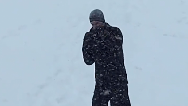 NOVAK KAO "ROKI"! Đoković gazi sneg, zadaje udarce, a tu je i legendarni hit! (VIDEO)