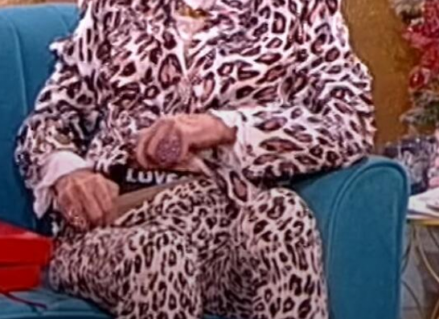 RUŠKA SE ZANELA PA POKAZALA DONJI VEŠ! Voditeljka šokirala sve, otkopčala pantalone pred kamerama