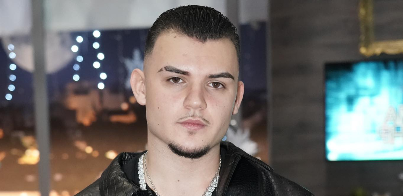 SADA JE SVE JASNO Ovo je momak koji deli brilijantske narukvice i voli samo skupe stvari! (VIDEO)