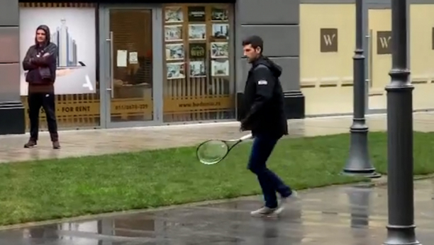 LJUDINA! Kiša pada, a Novak s klincima igra tenis na ulici! (VIDEO)