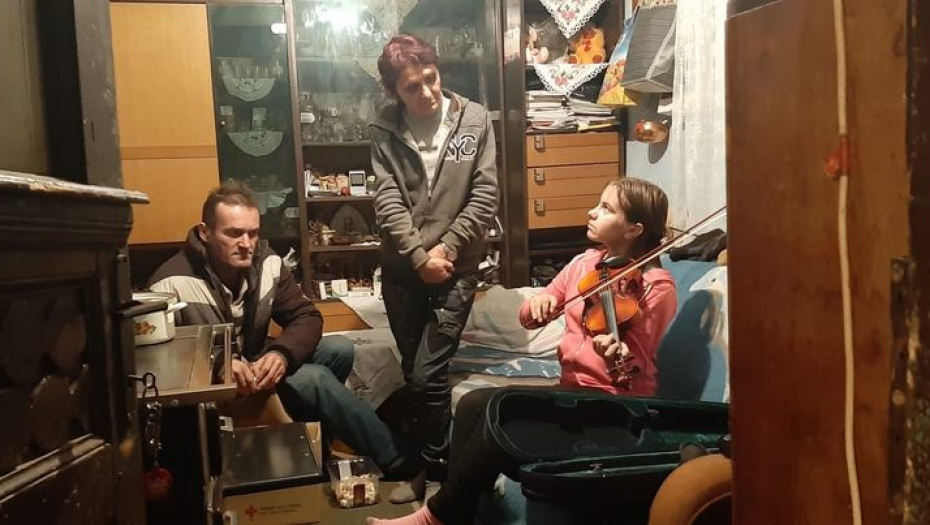 DO BOŽIĆA SU ŽIVELI U TROŠNOJ KUĆI Porodici Vučković potrebna je naša pomoć, ćerka Milica (13) ima jednu želju