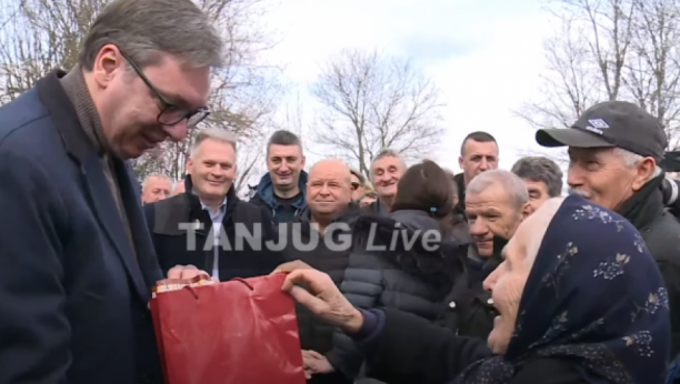 VUČIĆ DOBIO POSEBAN POKLON OD MEŠTANA SENIŠTA Pogledajte kakav dar od srca su spremili za predsednika (FOTO)