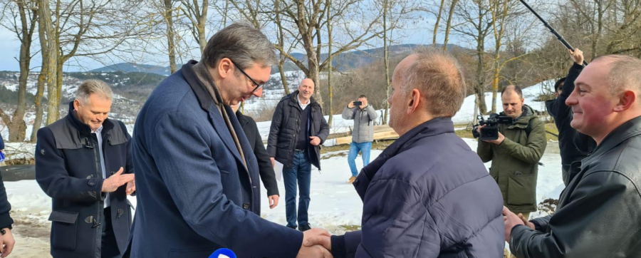 VUČIĆ DOBIO POSEBAN POKLON OD MEŠTANA SENIŠTA Pogledajte kakav dar od srca su spremili za predsednika (FOTO)