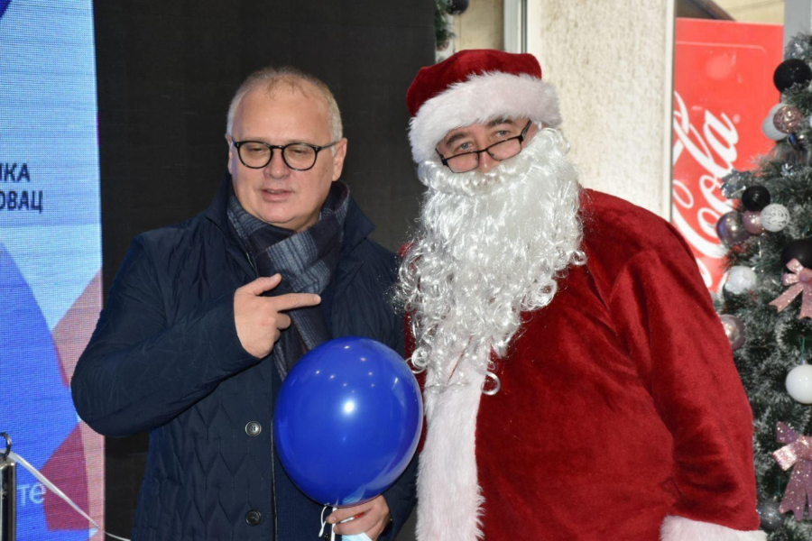 GORAN VESIĆ PRIREDIO NOVOGODIŠNJE RADOSTI DECI IZ MLADENOVCA Podelio paketiće mnogobrojnim mališanima