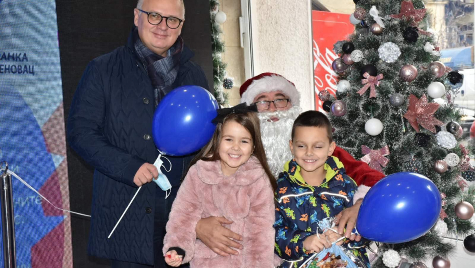 GORAN VESIĆ PRIREDIO NOVOGODIŠNJE RADOSTI DECI IZ MLADENOVCA Podelio paketiće mnogobrojnim mališanima