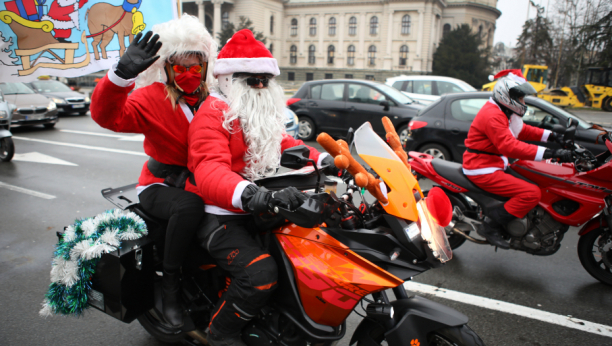 BAJKERI VELIKOG SRCA: Deda Mrazevi na motoru (FOTO)