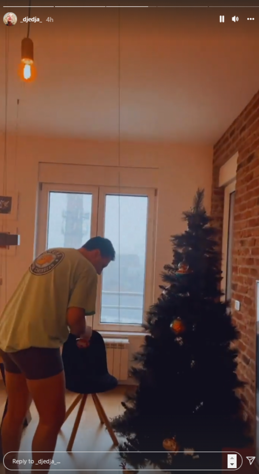 I PETAO JE TU! Andrija Milošević u neočekivanom izdanju dok kiti jelku! (FOTO)