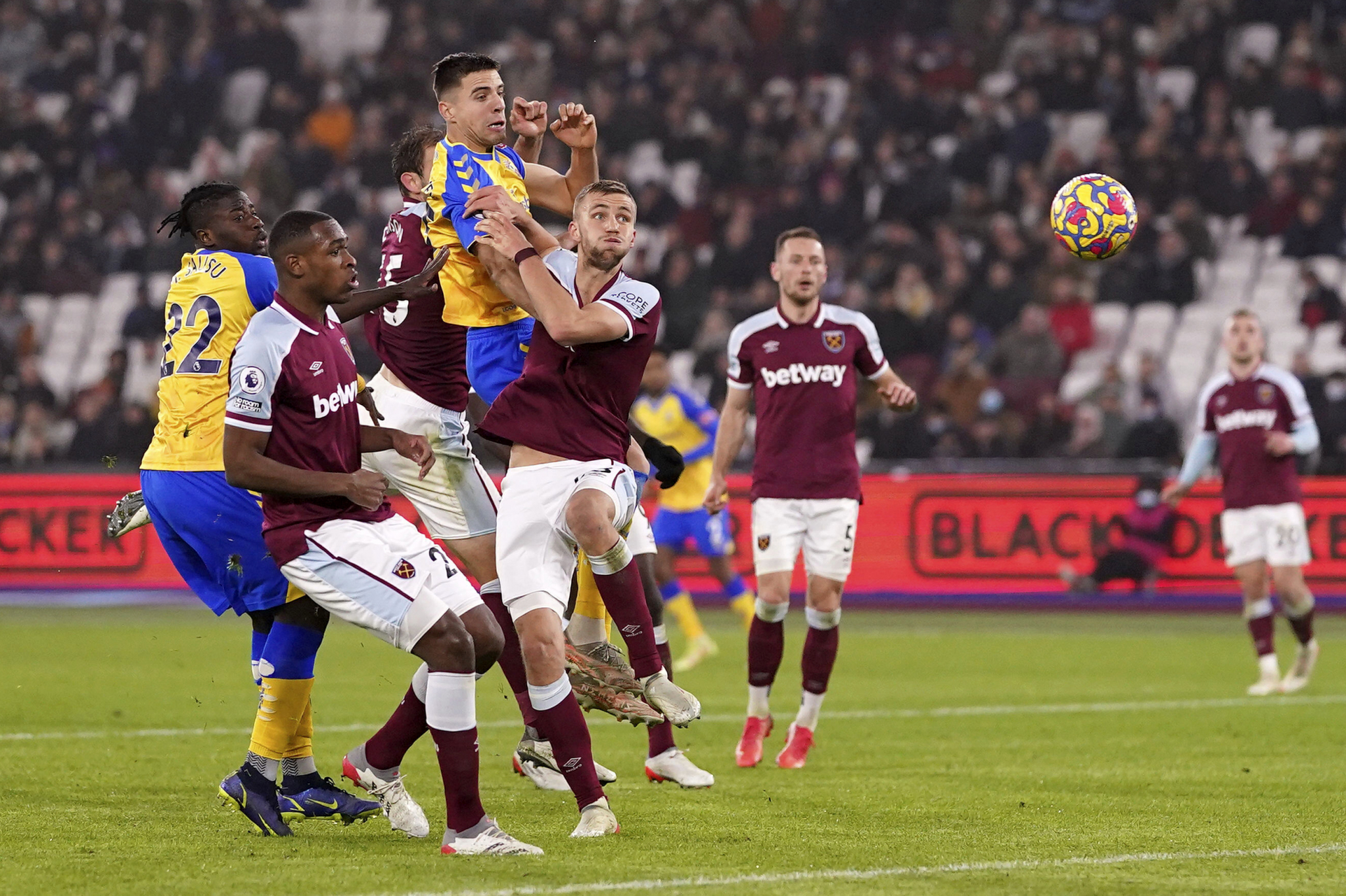 OBOREN NEGATIVAN REKORD NA OSTRVU! Premijer liga u nikad većim problemima!