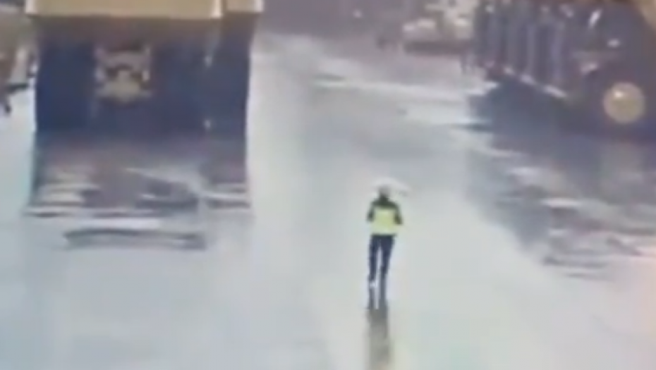 STRAŠAN SNIMAK IZ DŽAKARTE Grom udario čoveka, varnice letele na sve strane (VIDEO)