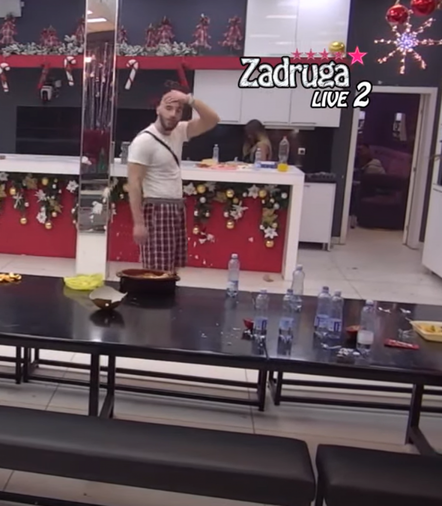 NE KRIJE SIMPATIJE PREMA NJOJ Mensur se sve vreme motao oko Ane i pokušavao na sve načine da privuče njenu pažnju