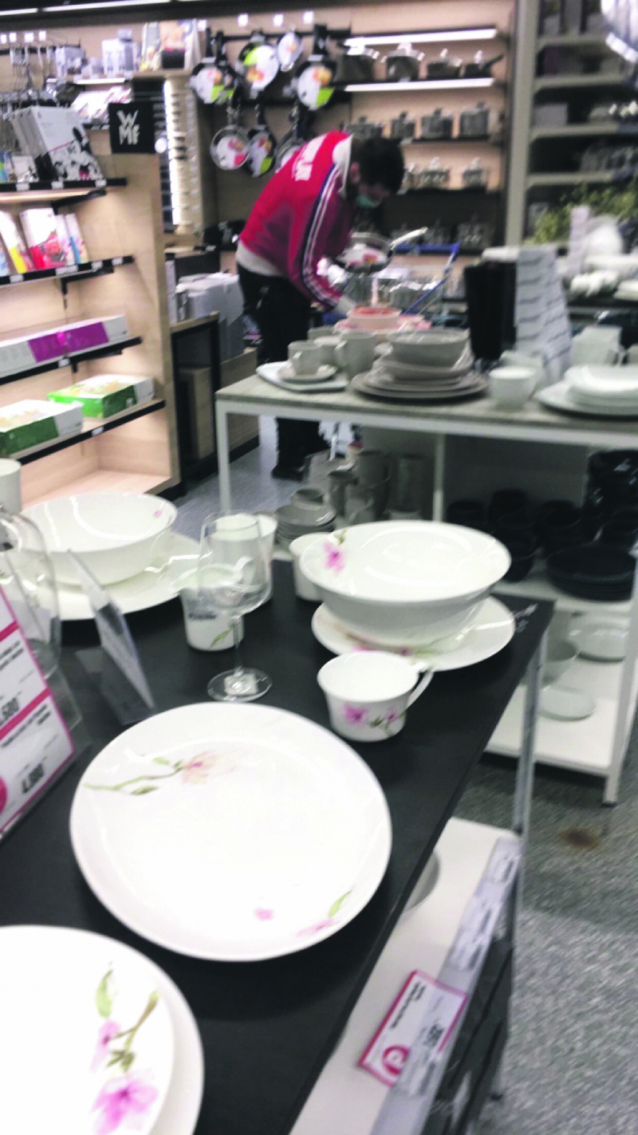 MARKO UHVAĆEN DOK KUPUJE TIGANJE Miljković pazario Luni posuđe na akciji, konačno je naučila da kuva? (ALO! PAPARACO)