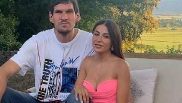 NEMA ZIME ZA NJU! Supruga Bobija Marjanovića pleni pažnju na plaži, komentari pljušte sa svih strana! (FOTO GALERIJA)