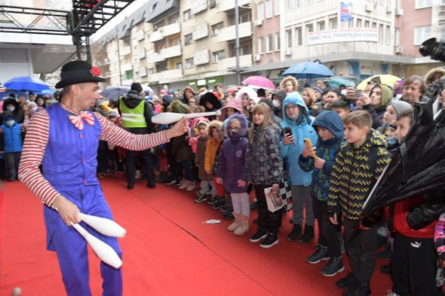 U veselom karavanu na Trgu u Zaječaru naše promoterke obradovale decu i roditelje ALO! I HAJP PODELILI PAKETIĆE NAJMLAĐIMA U ZAJEČARU