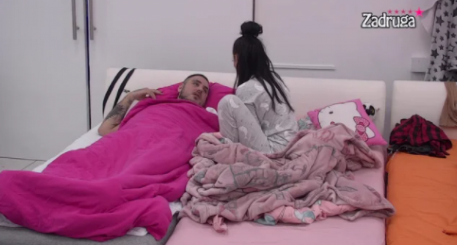 UZNEMIRUJUĆE! FILIP TUKAO MAJU Usred noći je udarao u glavu (VIDEO)