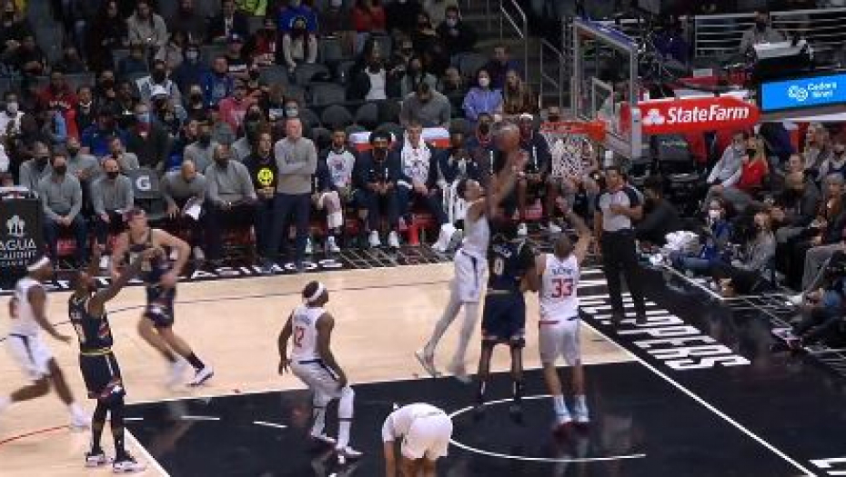 OVO SE RETKO VIĐA! Košarkaš Klipersa upisao skok dok je vezivao pertle! (VIDEO)