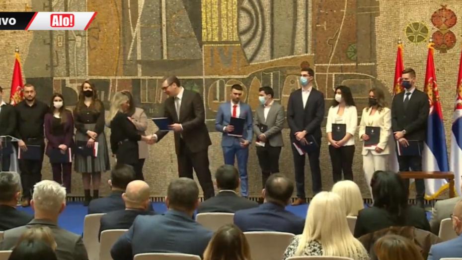 "ŽELIM VAM DA BUDETE NAJBOLJI I DA NIKADA NE NAPUSTITE SVOJU SRBIJU" Vučić uručio ugovore o zaposlenju najboljim diplomcima medicinskih fakulteta i škola (VIDEO)