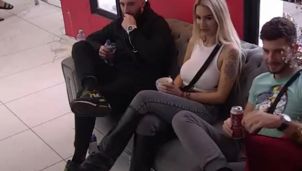 JANJUŠ STAVLJEN NA STUB SRAMA! Cimeri nemilosrdni prema zadrugaru, opasno mu zamerili ove stvari, on pobesneo i žestoko im odbrusio!