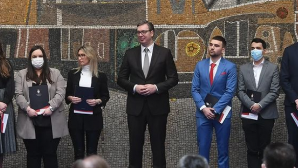 "ŽELIMO DA OSTANETE OVDE, U SRBIJI!" Vučić uručio ugovore o zaposlenju najuspešnijim diplomcima svih medicinskih fakulteta i srednjih medicinskih škola u Srbiji! (FOTO/VIDEO)