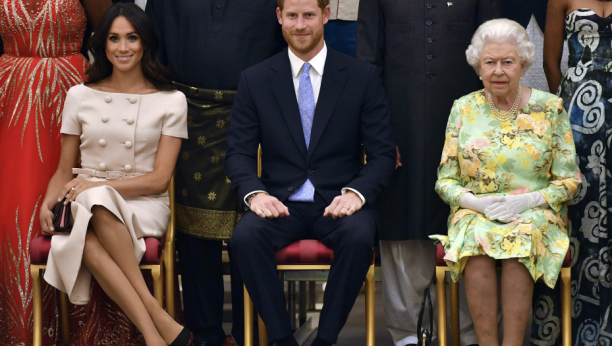NAKON DVE GODINE PONOVO U LONDONU Princ Hari i vojvotkinja Megan stali pred kraljicu!
