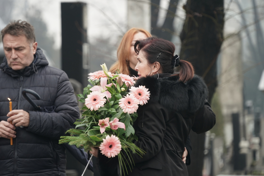 ĆERKE NEUTEŠNE STIGLE NA POMEN MERIMI NJEGOMIR Brojne pevačice došle na 40 dana proslavljenoj umetnici
