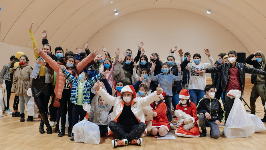 "SVE ZA DEČIJI OSMEH" DONEO SUZE RADOSNICE ZA KRAJ Konvoj Željka Mitrovića oduševio mališane bez roditeljskog staranja!