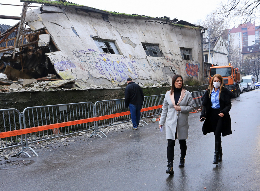 PO NALOGU GRADA BEOGRADA Počelo uklanjanje objekta u Ulici Milana Uzelca u Zemunu zbog ugrožavanja bezbednosti