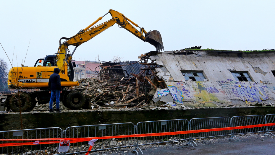 PO NALOGU GRADA BEOGRADA Počelo uklanjanje objekta u Ulici Milana Uzelca u Zemunu zbog ugrožavanja bezbednosti