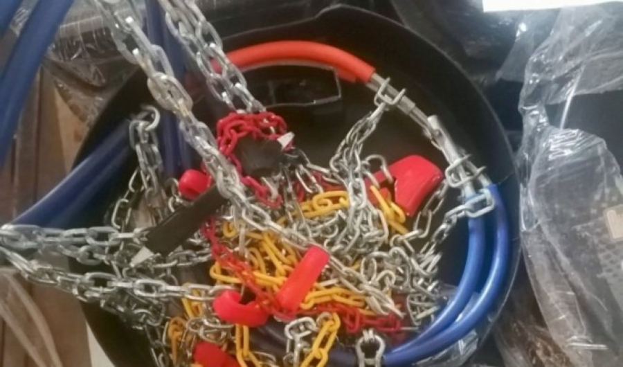 ŠVERCOVALI TONU LANACA ZA SNEG Carinici otkrili još nepravilnosti u prevozu robe! (FOTO)