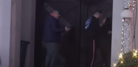 CAR IZBACIVAO MAJU IZ ZADRUGE Došao na kapiju i zahtevao da je isteraju!