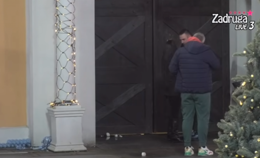 CAR IZBACIVAO MAJU IZ ZADRUGE Došao na kapiju i zahtevao da je isteraju!