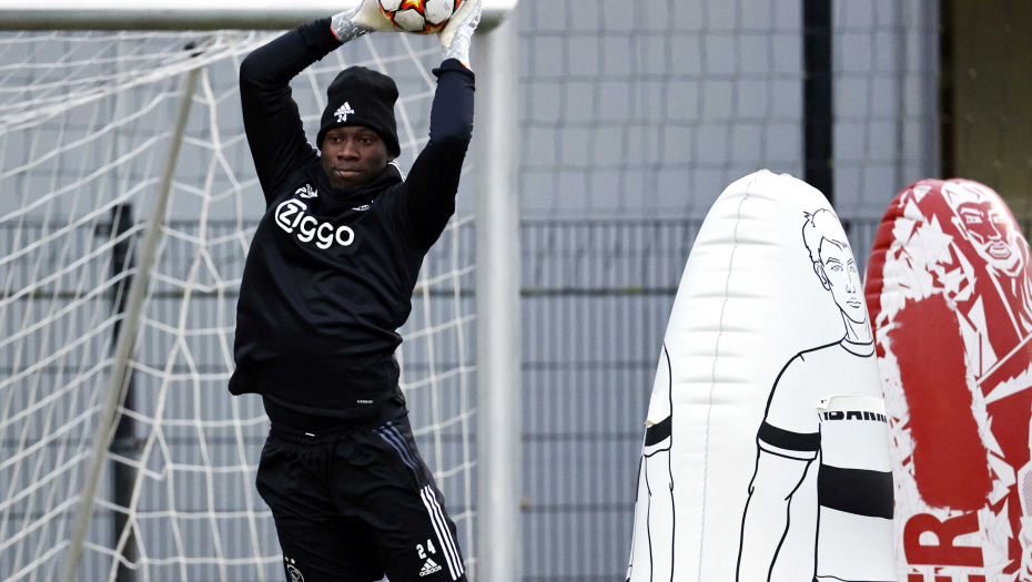 BIZARNO! Golman Ajaksa suspendovan zbog lekova za trudnoćui!