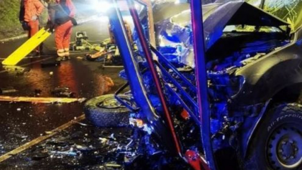 UŽASNA SAOBRAĆAJKA U RAKOVICI: Automobil izvalio vrata autobusa, vatrogasci seku vozilo da izvuku ženu
