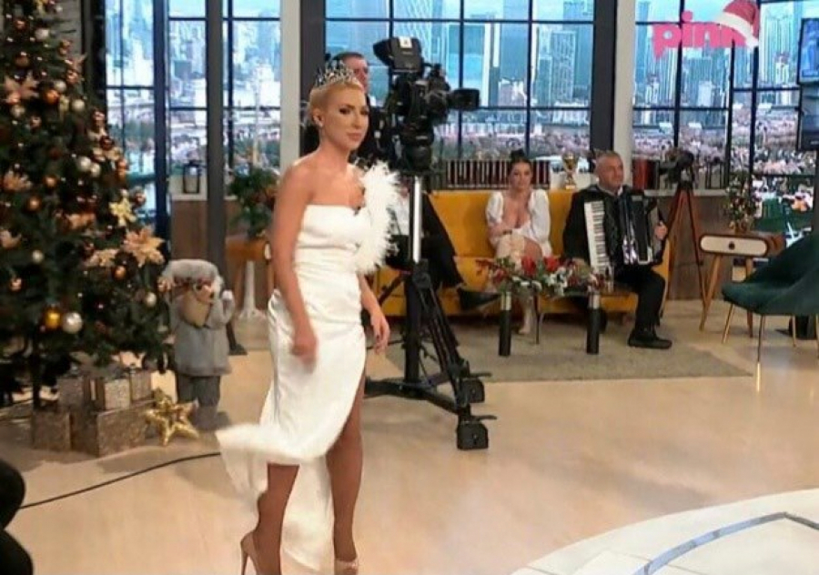 LEDENA KRALJICA! Jovana Jeremić uz trubače i Deda Mraza napravila haos u studiju, tu je i duboki šlic!