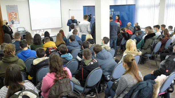 Loznica - Gradonačelnik organizovao prijem za srednjoškolce