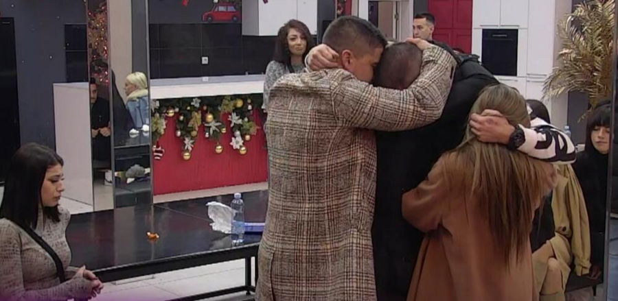 DEJAN PAO MAJCI U ZAGRLJAJ Porodica Dragojević na okupu posle dugo godina, suze samo liju! (VIDEO)