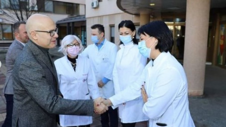 MILOŠ VUČEVIĆ URUČIO POKLONE ZA NOVOROĐENE BEBE Za početak Nove godine, najlepše mesto je Betanija, spremamo i veći budžet