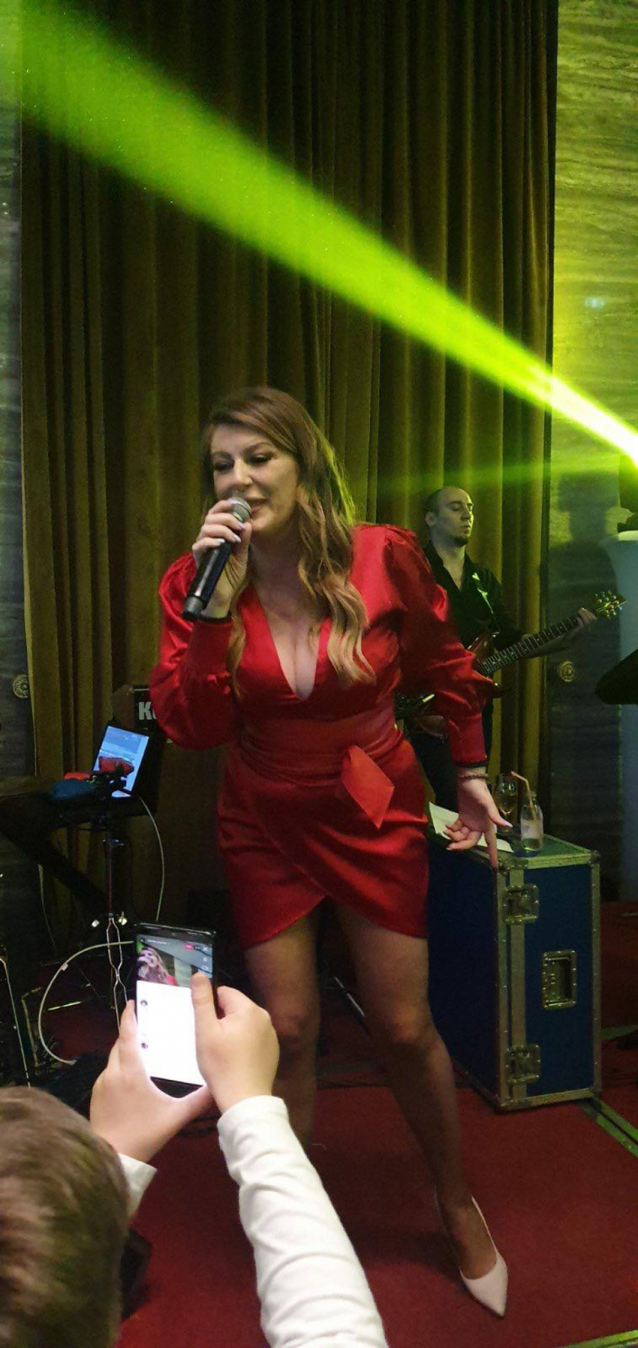 VIKI ZA GODINU DANA ZARADILA TRI MILIONA EVRA! Pevačici biznis cveta, proširila ga i na svetsko tržište!