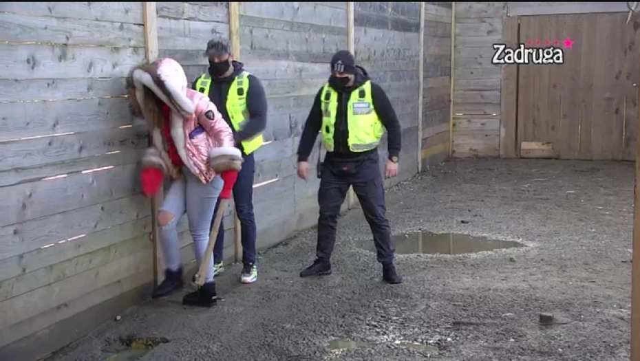 HISTERIŠE, JER NIJE DOBILA POKLON! Dalila demolirala Zadrugu od besa, reagovalo obezbeđenje!