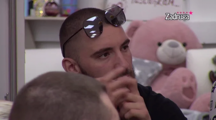 SATERALA MILICU U ĆOŠAK Mina Vrbaški oči u oči sa Veselinovićevom, prenela joj poruku od njene majke, Mensur poludeo!