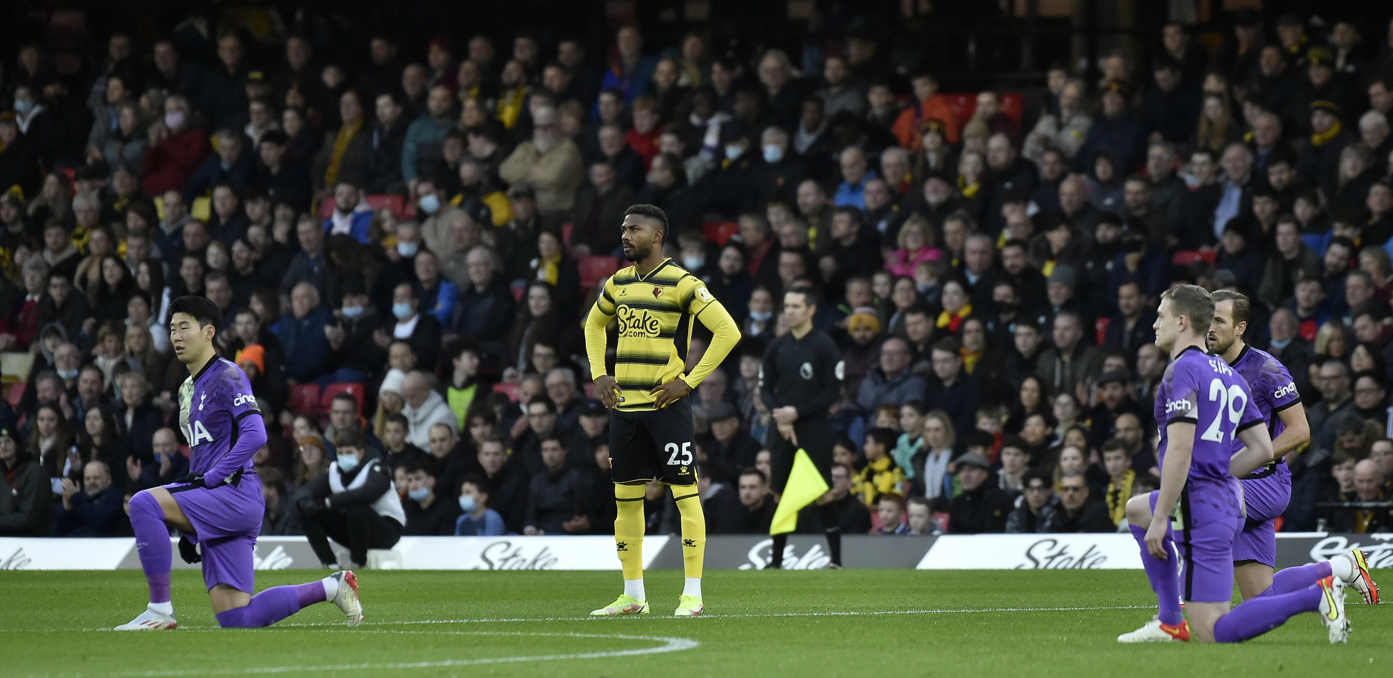 UŽAS NA TRIBINAMA Prekinut meč Votford - Totenhem! (VIDEO)