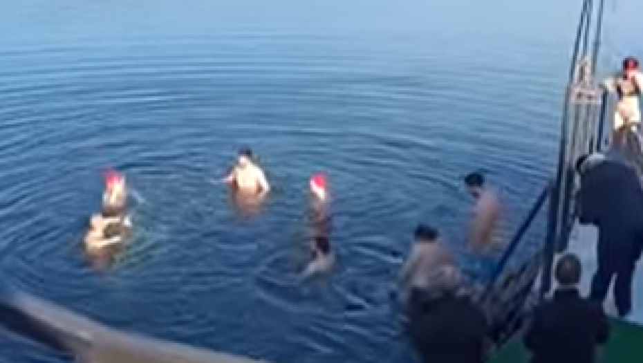 DA LI BISTE SE USUDILI? Ludost, mladići se danas kupali na Adi Ciganliji (VIDEO)