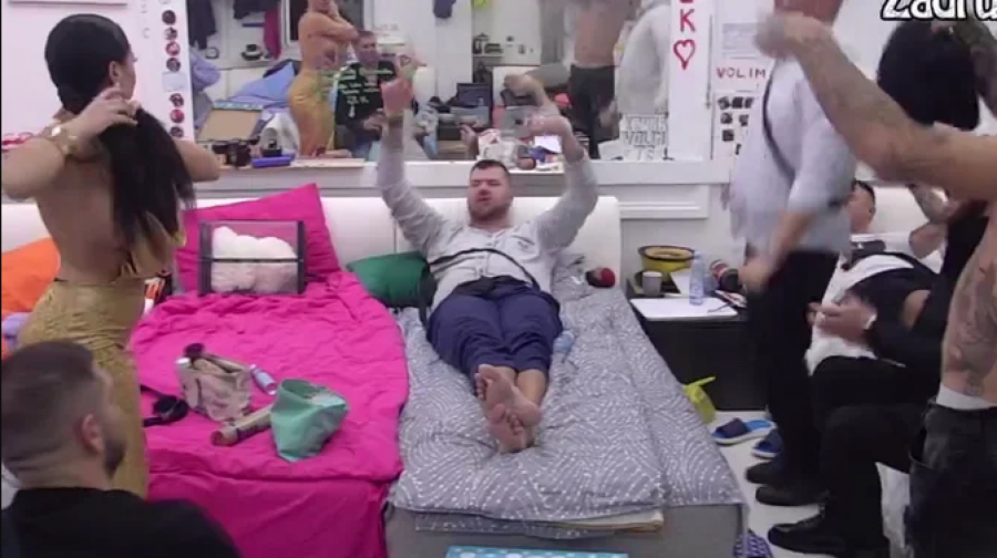 LAGALA ME JEDNA MAJA Zadrugom se orili stihovi pesme posvećeni Marinkovićevoj, ona sva ponosna sedela i smeškala se!