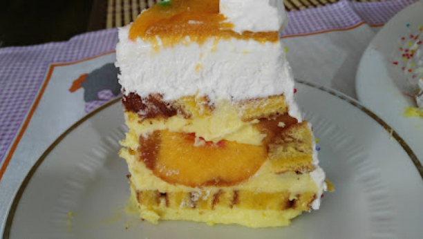 NAJTRAŽENIJI RECEPT ZA SVEČANU POSLASTICU Izvrnuta torta od rolata i voća, senzacija ukusa (VIDEO)