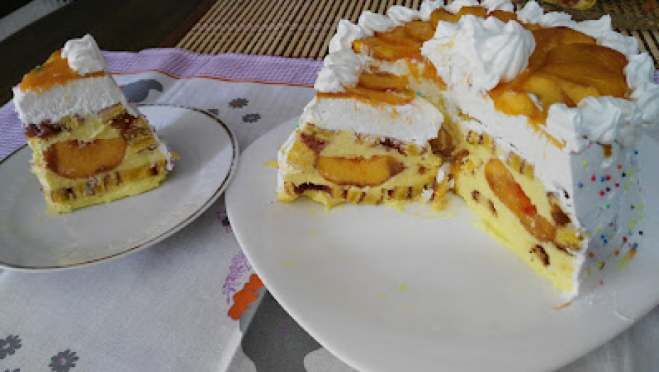 NAJTRAŽENIJI RECEPT ZA SVEČANU POSLASTICU Izvrnuta torta od rolata i voća, senzacija ukusa (VIDEO)