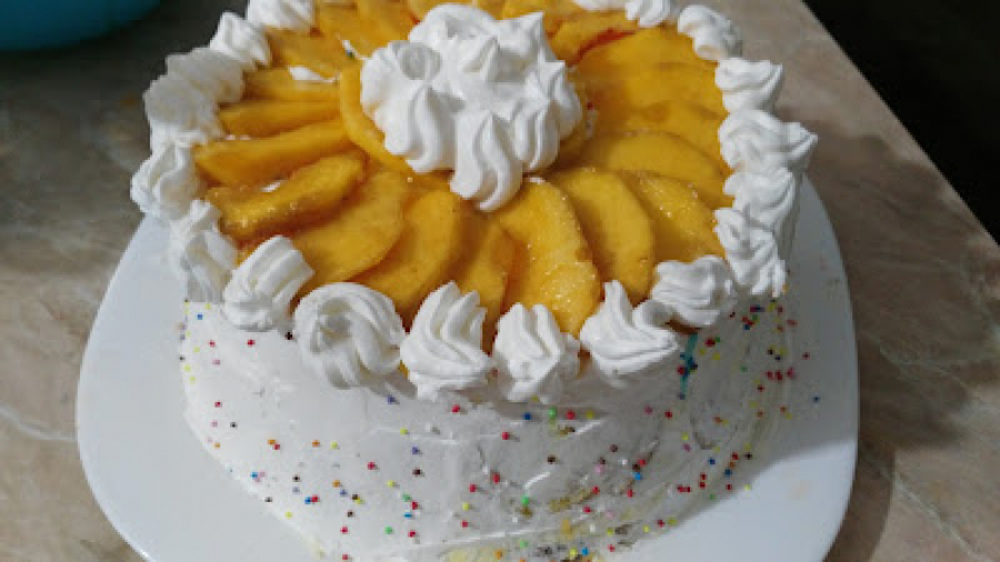 NAJTRAŽENIJI RECEPT ZA SVEČANU POSLASTICU Izvrnuta torta od rolata i voća, senzacija ukusa (VIDEO)