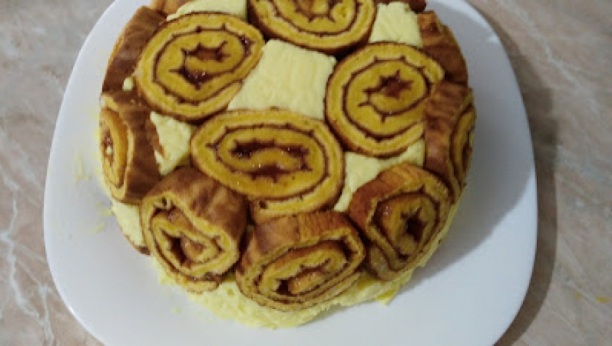 NAJTRAŽENIJI RECEPT ZA SVEČANU POSLASTICU Izvrnuta torta od rolata i voća, senzacija ukusa (VIDEO)