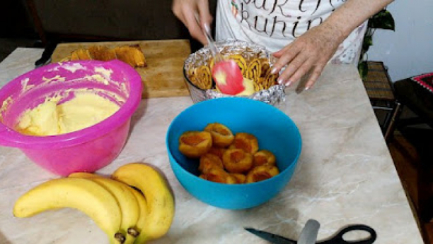 NAJTRAŽENIJI RECEPT ZA SVEČANU POSLASTICU Izvrnuta torta od rolata i voća, senzacija ukusa (VIDEO)
