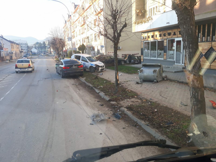 TEŽAK KARAMBOL U ČAČKU Vozač bmv-a se zakucao u parkirani taksi, leteli po putu 30 metara (FOTO)
