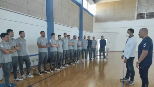 RADNO I NA PRAZNIK! Ministar Udovičić iznenadio naše najbolje rukometaše na treningu! Pred odlazak na Evropsko prvenstvo uputio im snažnu poruku